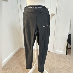 Black Nike Yoga Pants: Sleek style, Elevated Comfort sz M